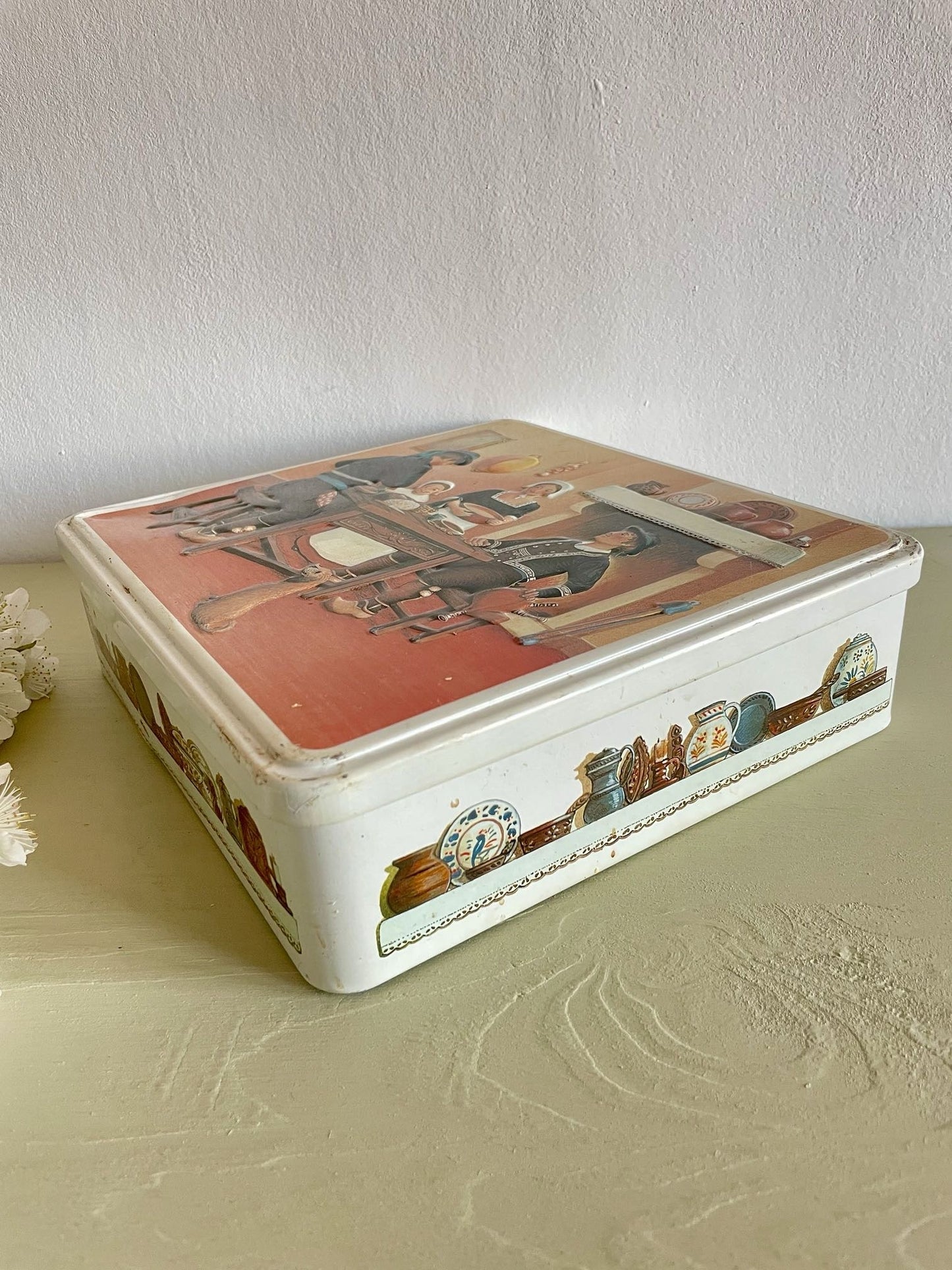 Boîte à gâteaux ancienne Massilly