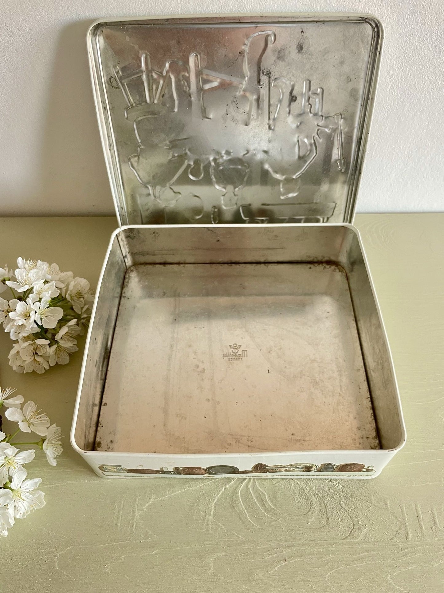 Boîte à gâteaux ancienne Massilly