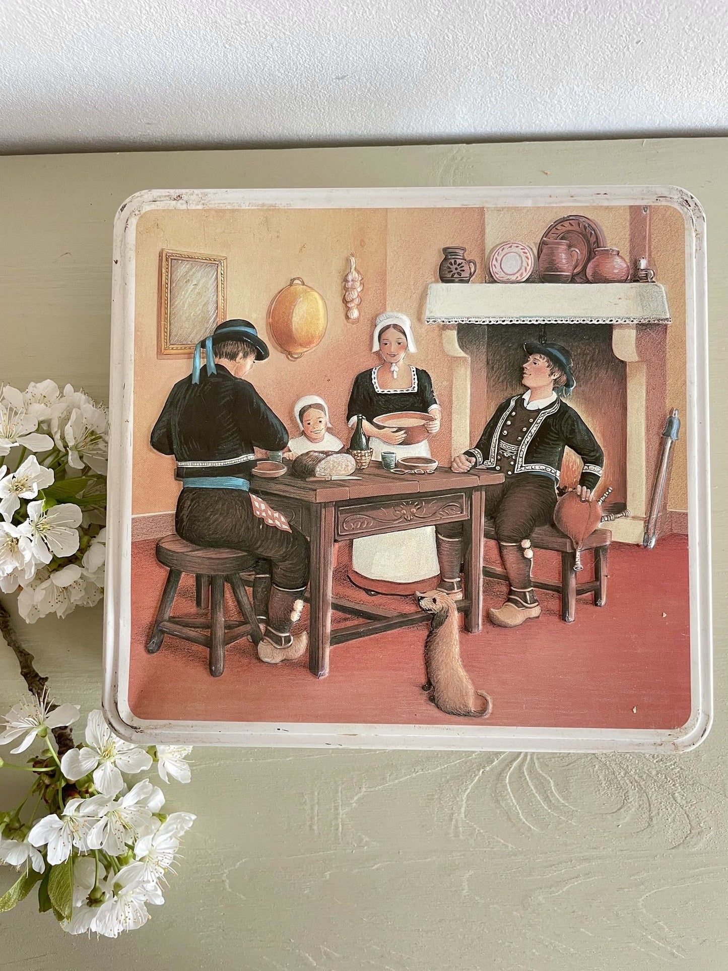 Boîte à gâteaux ancienne Massilly