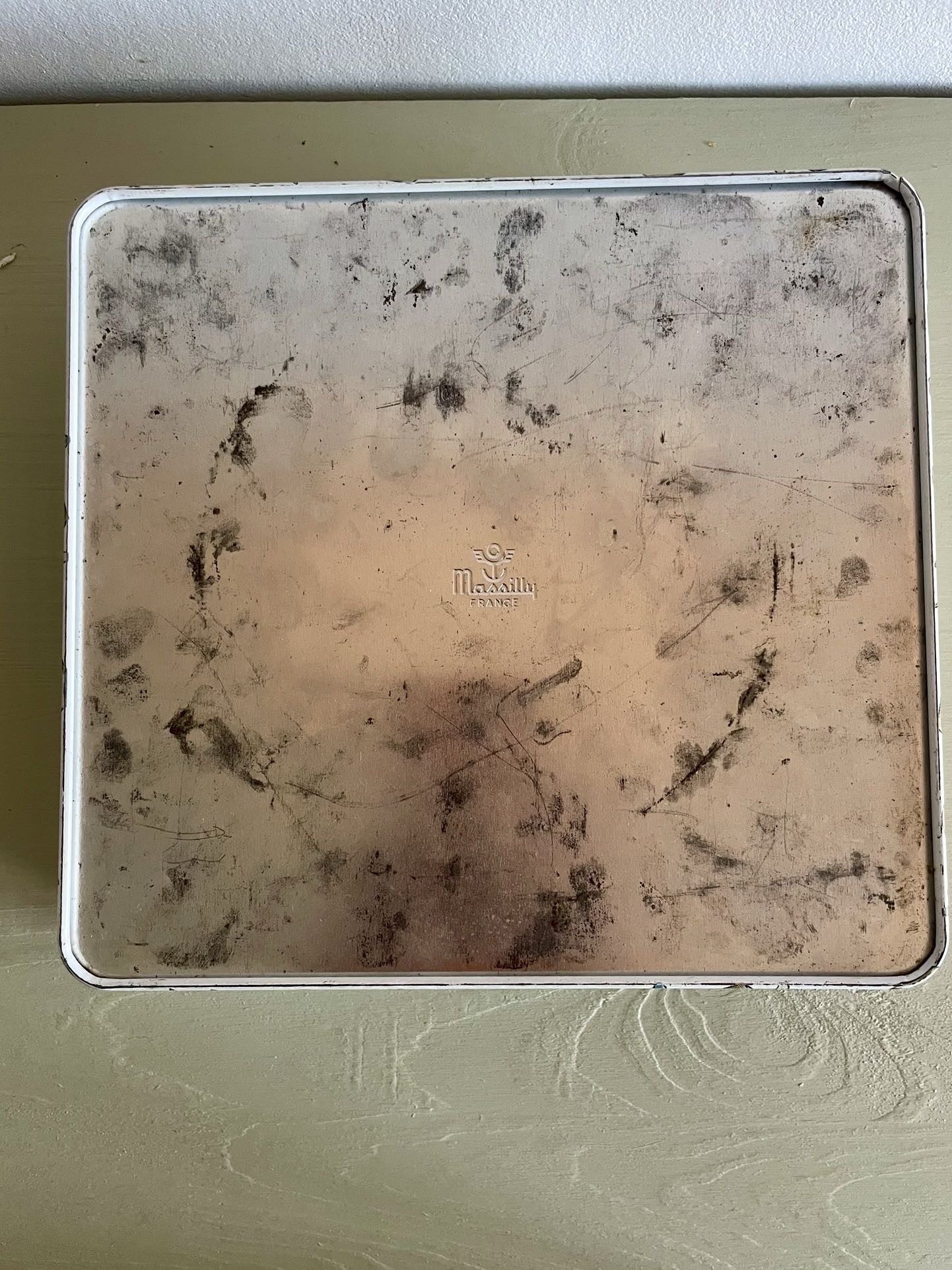 Boîte à gâteaux ancienne Massilly