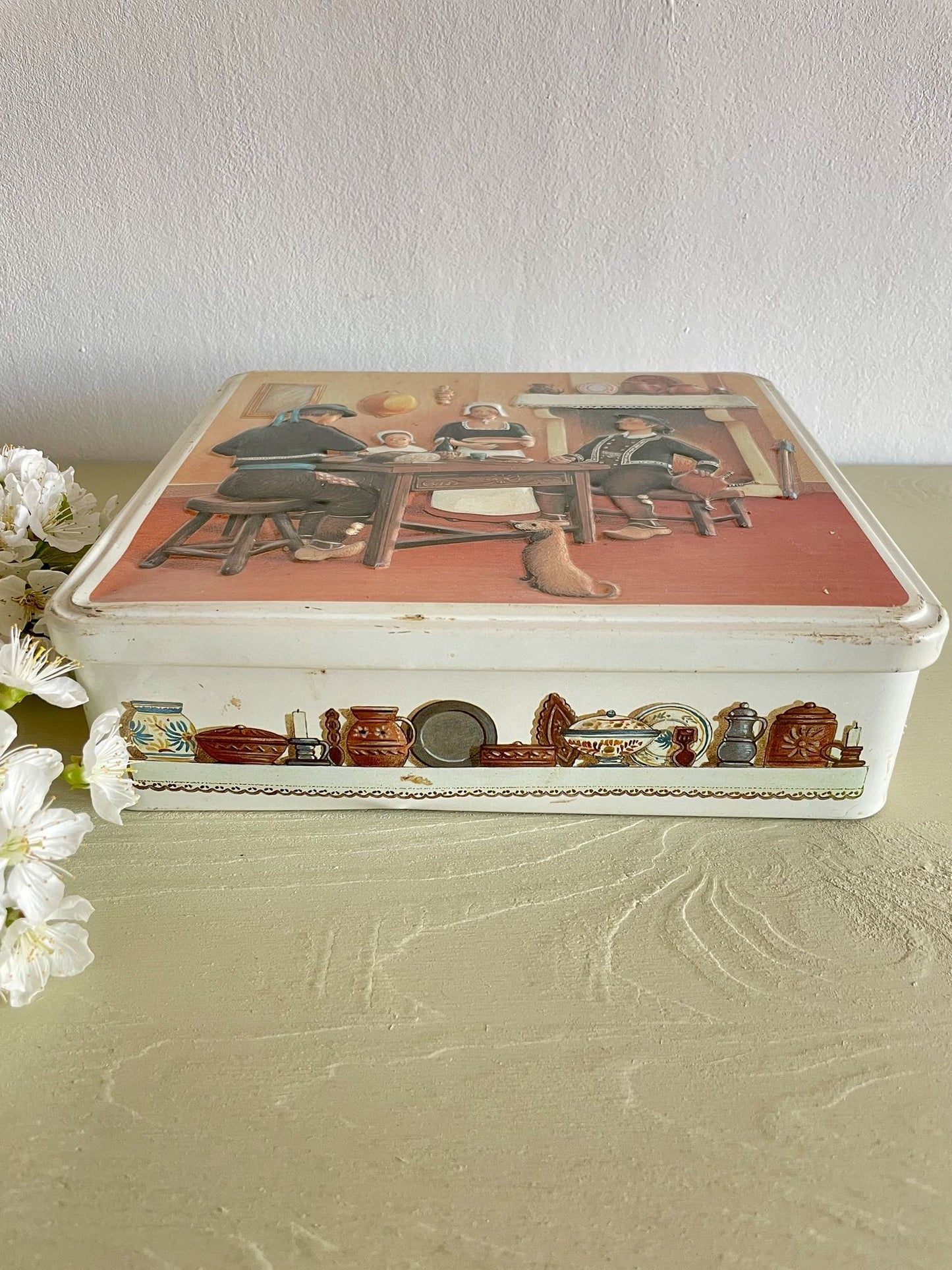 Boîte à gâteaux ancienne Massilly