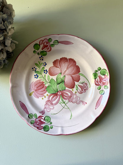 Assiette en faïence décorative de l’Est