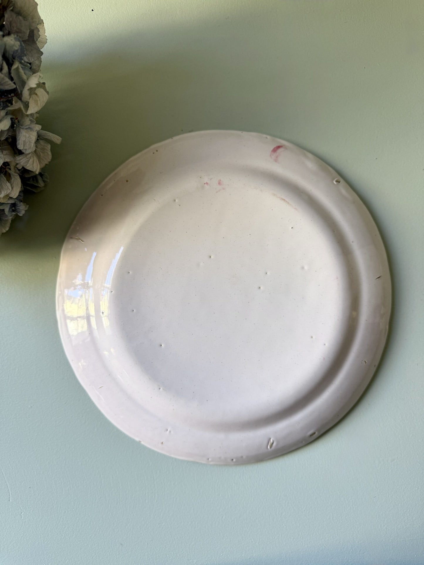 Assiette en faïence décorative de l’Est