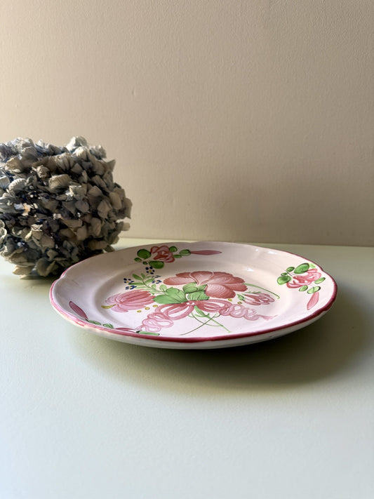 Assiette en faïence décorative de l’Est