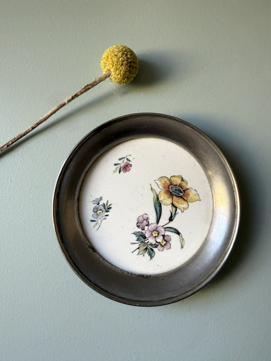 Dessous de bouteille en faïence et en métal ancien