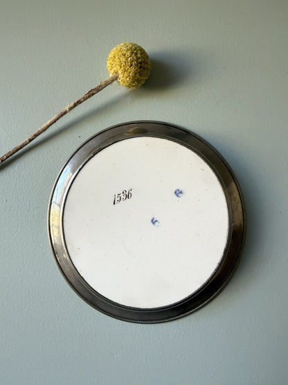 Dessous de bouteille en faïence et en métal ancien