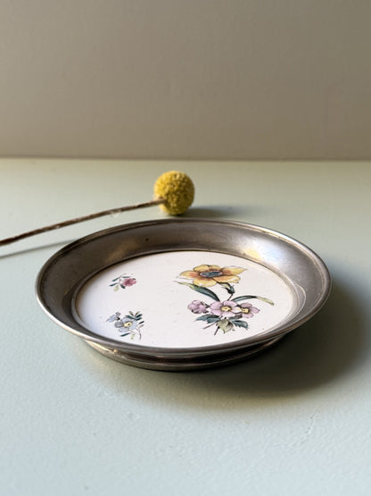 Dessous de bouteille en faïence et en métal ancien