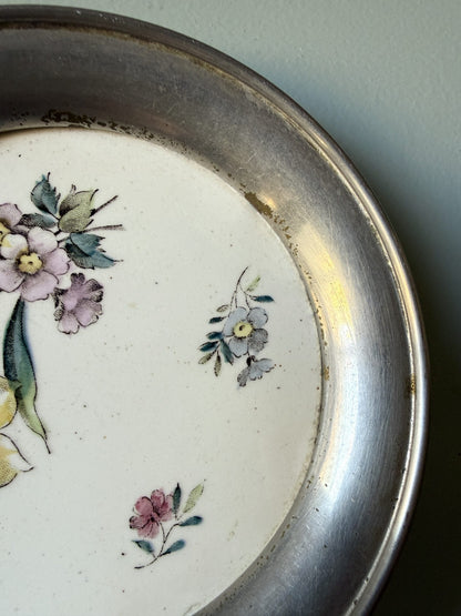 Dessous de bouteille en faïence et en métal ancien