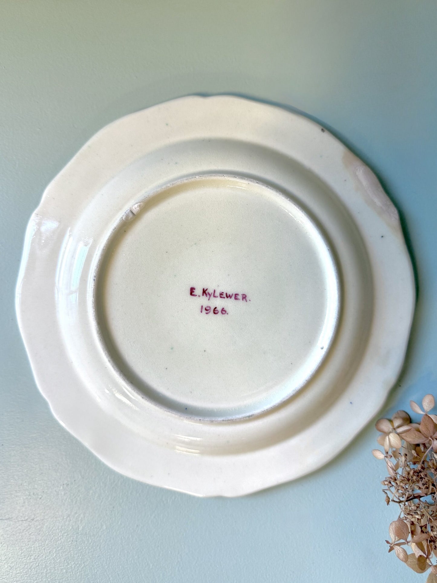 Assiette chantournée décorative signée E.Kylewer - 1966