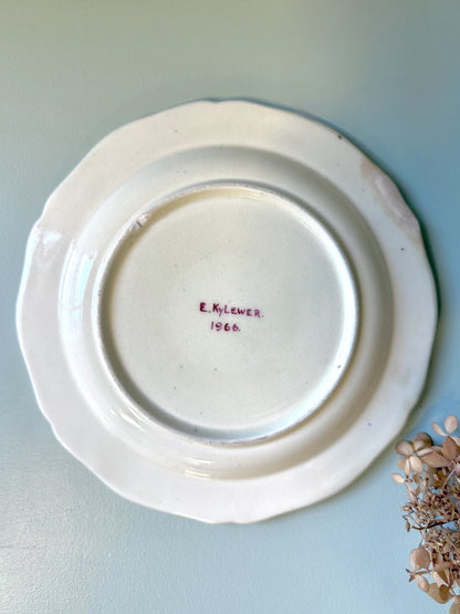 Assiette chantournée décorative signée E.Kylewer - 1966