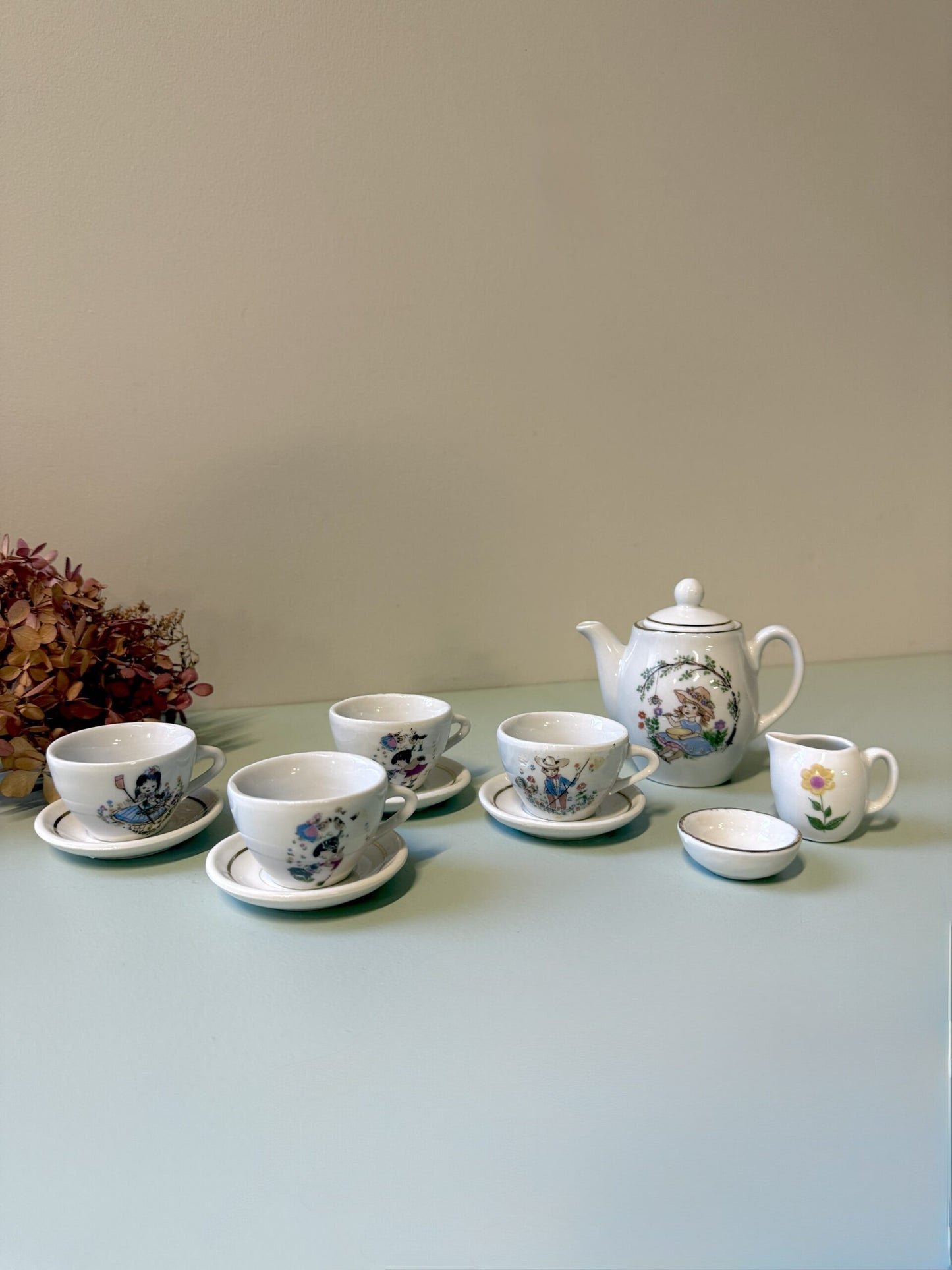 Dinette en porcelaine vintage pour enfant