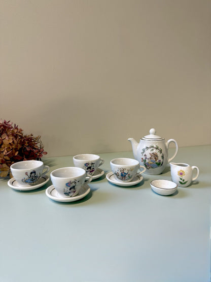 Dinette en porcelaine vintage pour enfant