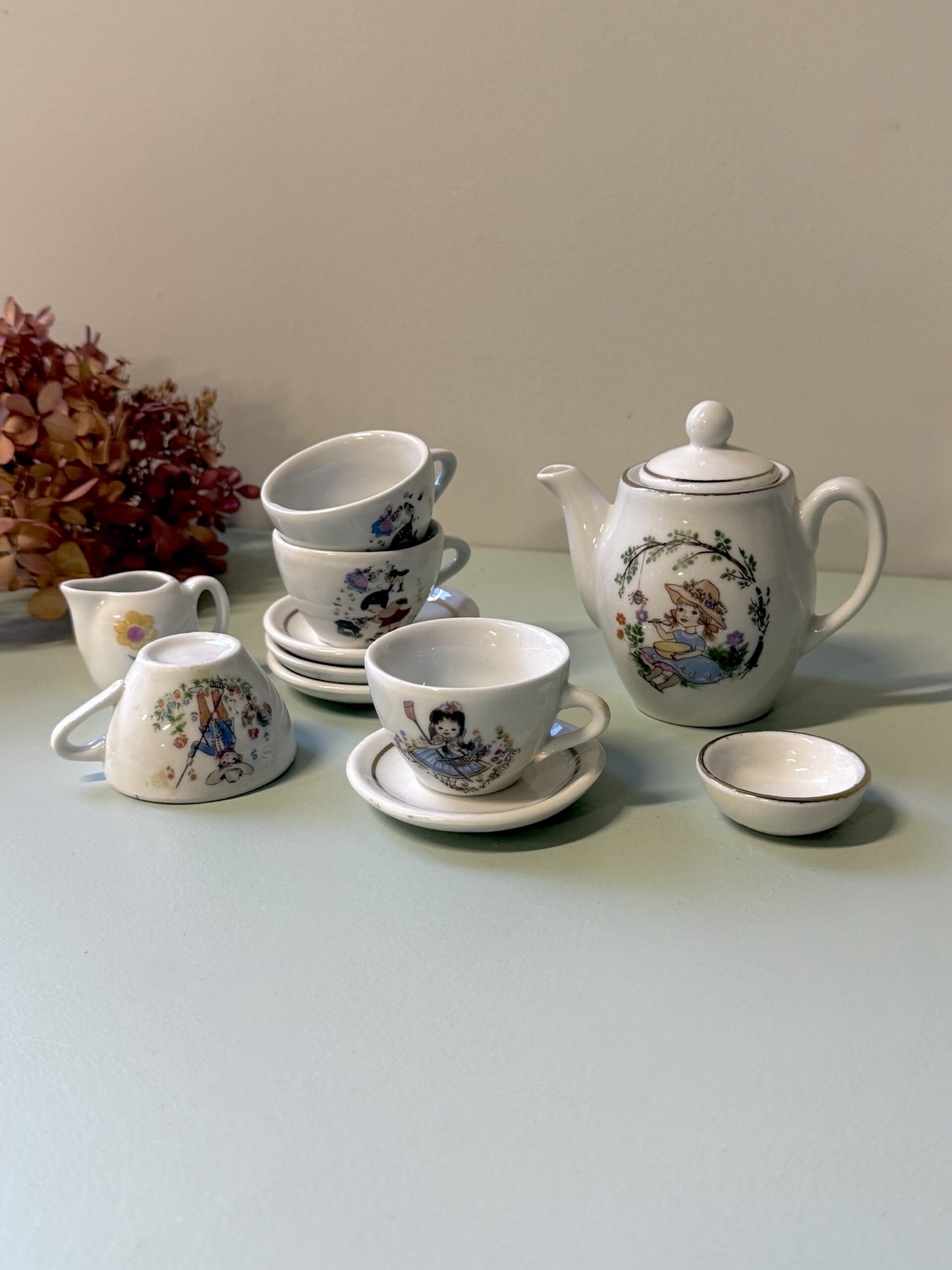 Dinette en porcelaine vintage pour enfant