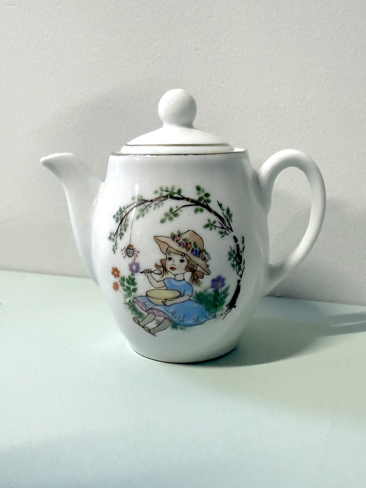 Dinette en porcelaine vintage pour enfant