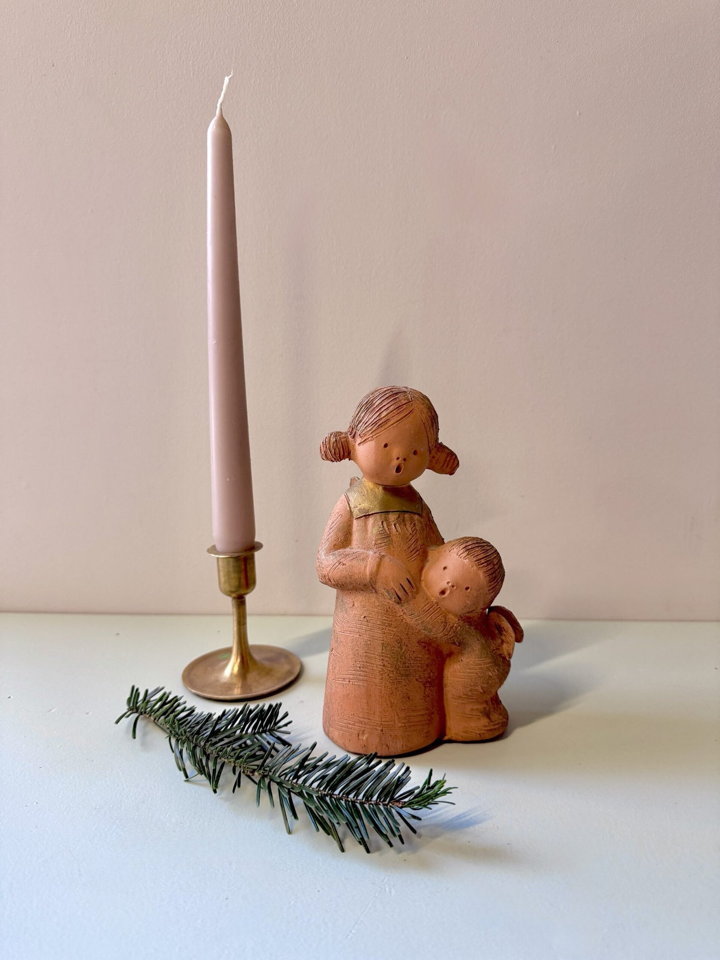 Statuette ange et enfant en terre cuite