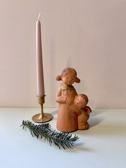 Statuette ange et enfant en terre cuite