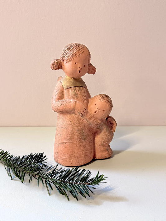 Statuette ange et enfant en terre cuite