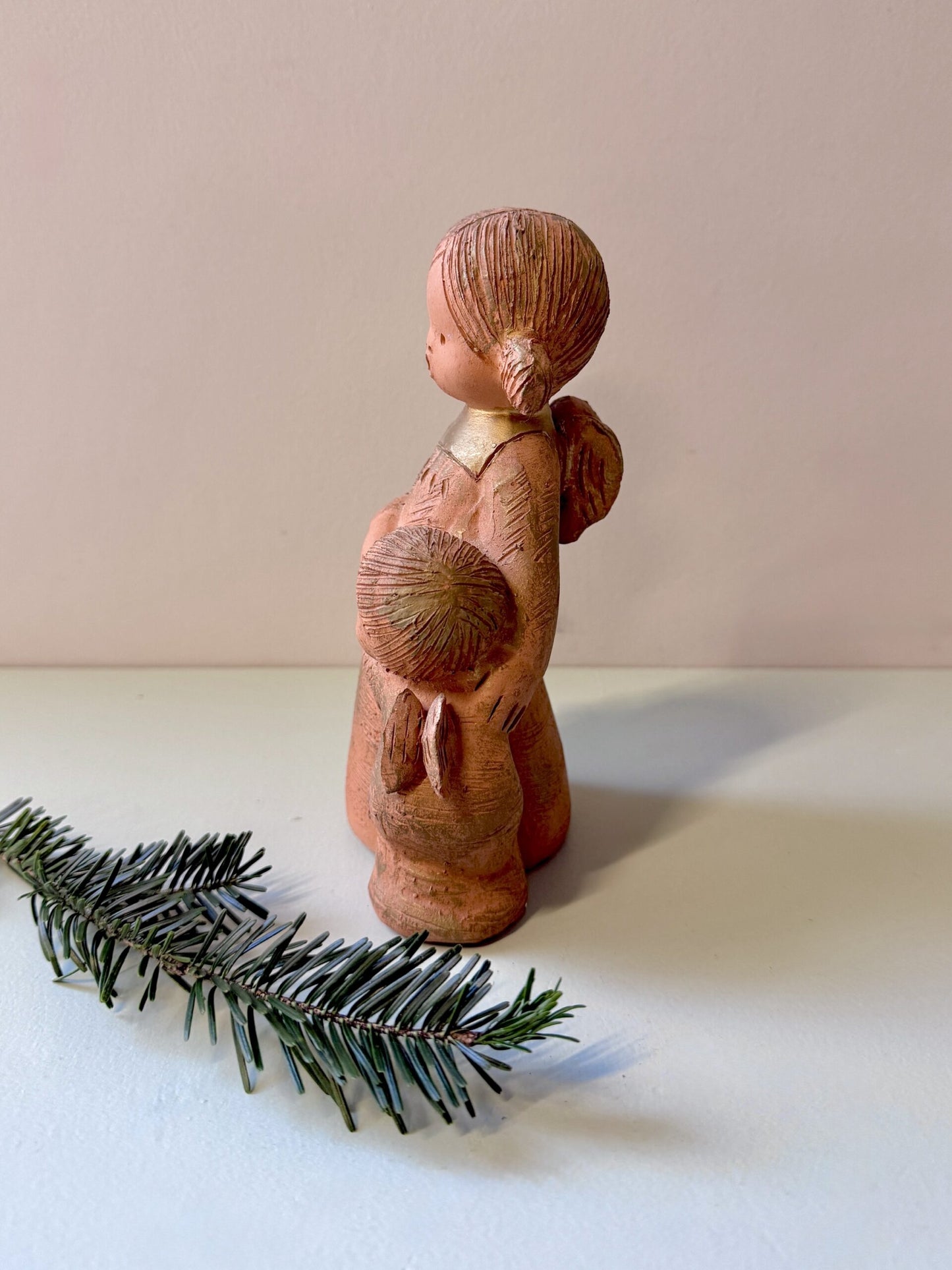 Statuette ange et enfant en terre cuite