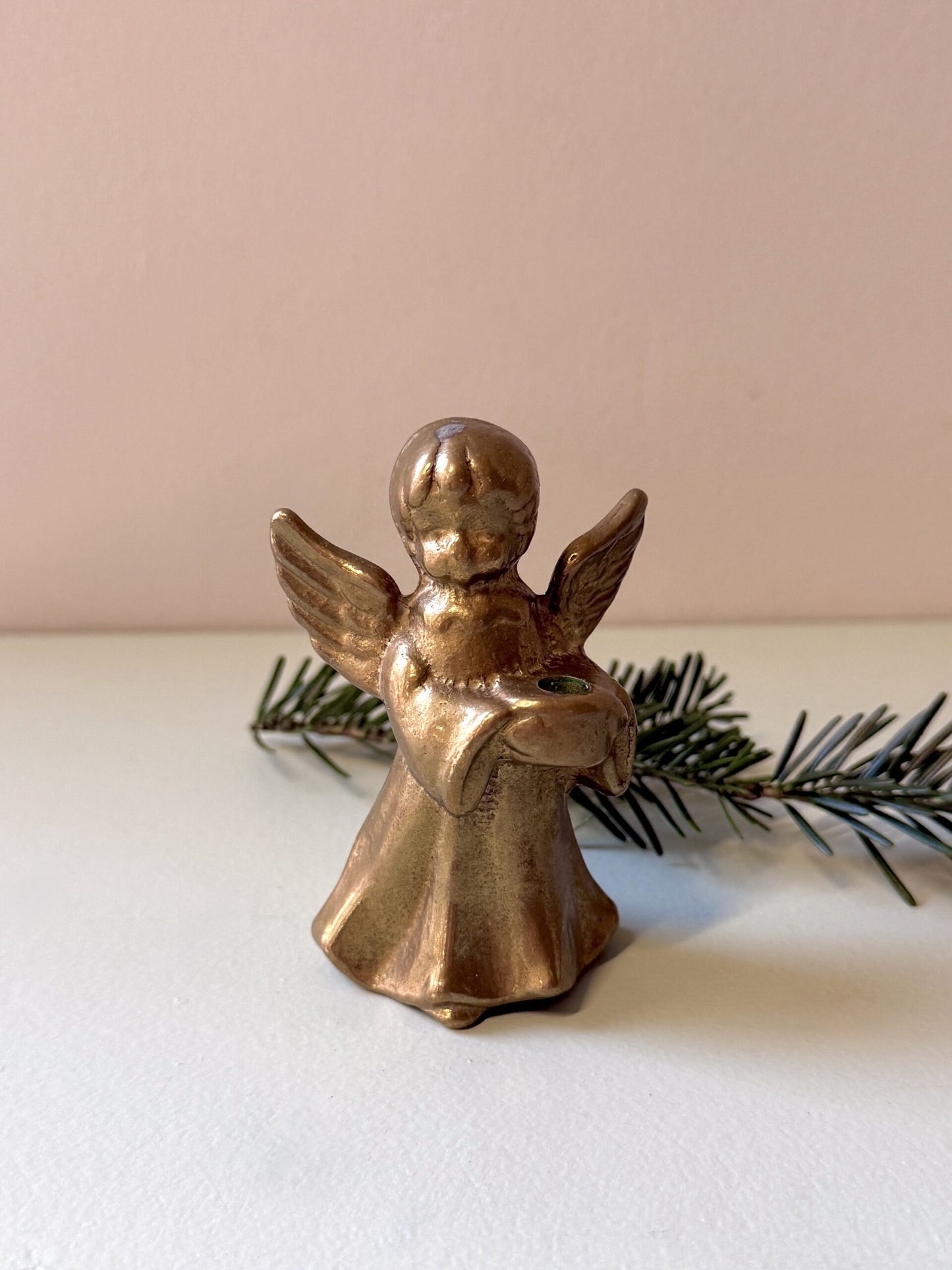 Bougeoir en forme d’ange en étain