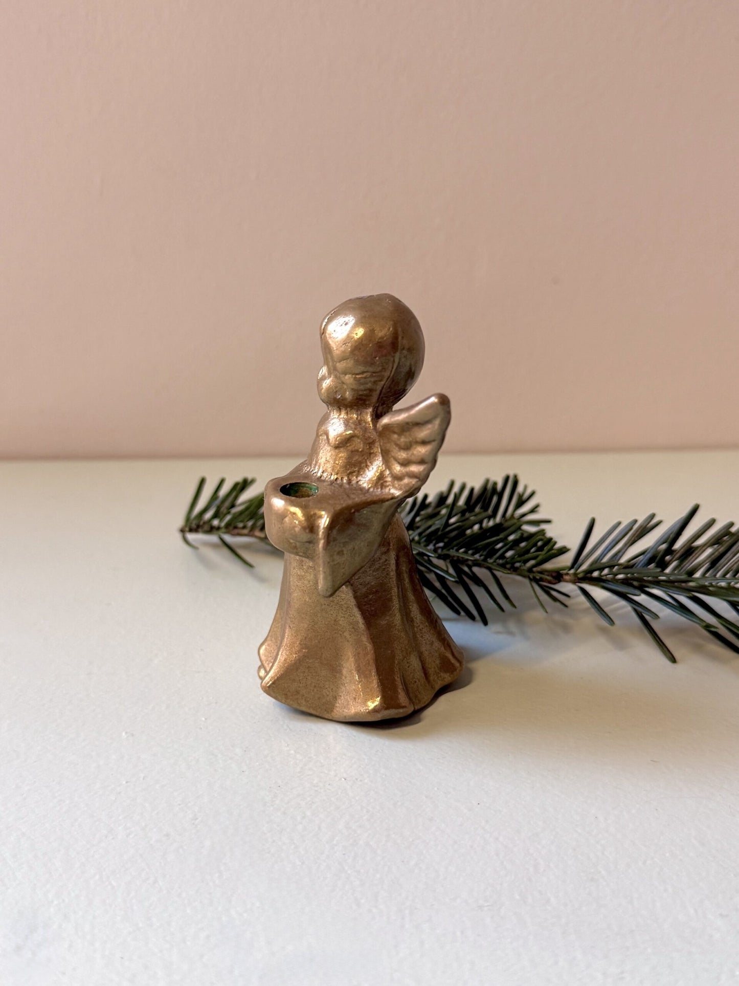 Bougeoir en forme d’ange en étain