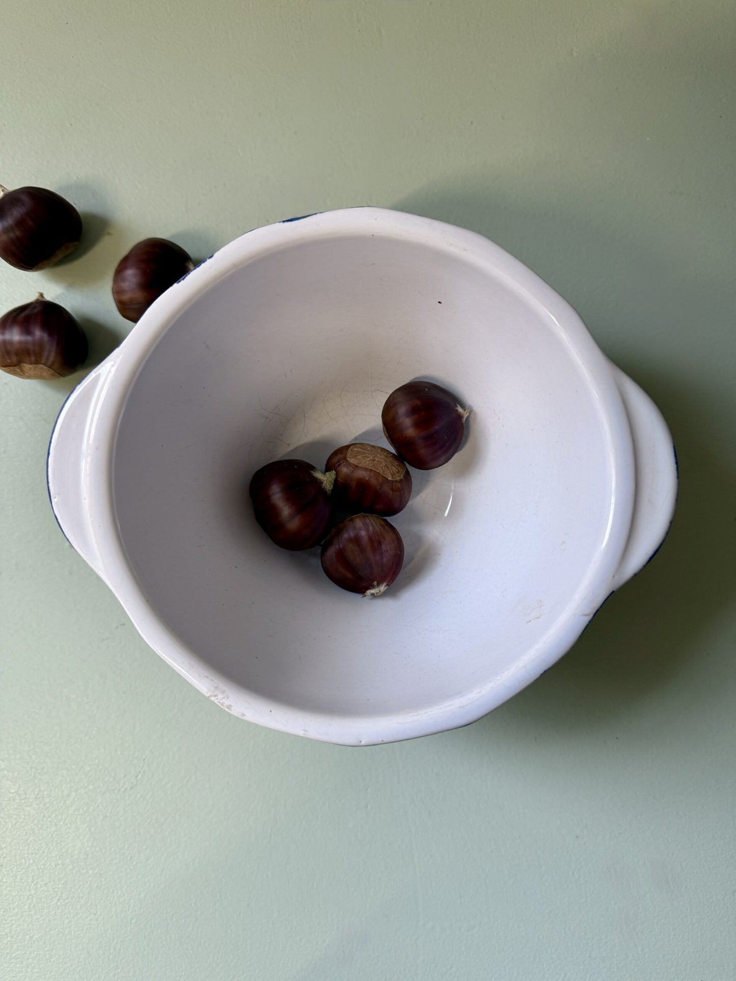 Bol émaillé blanc et bleu signé Emile Henry France