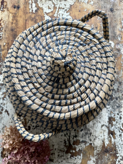 Panier de rangement avec couvercle