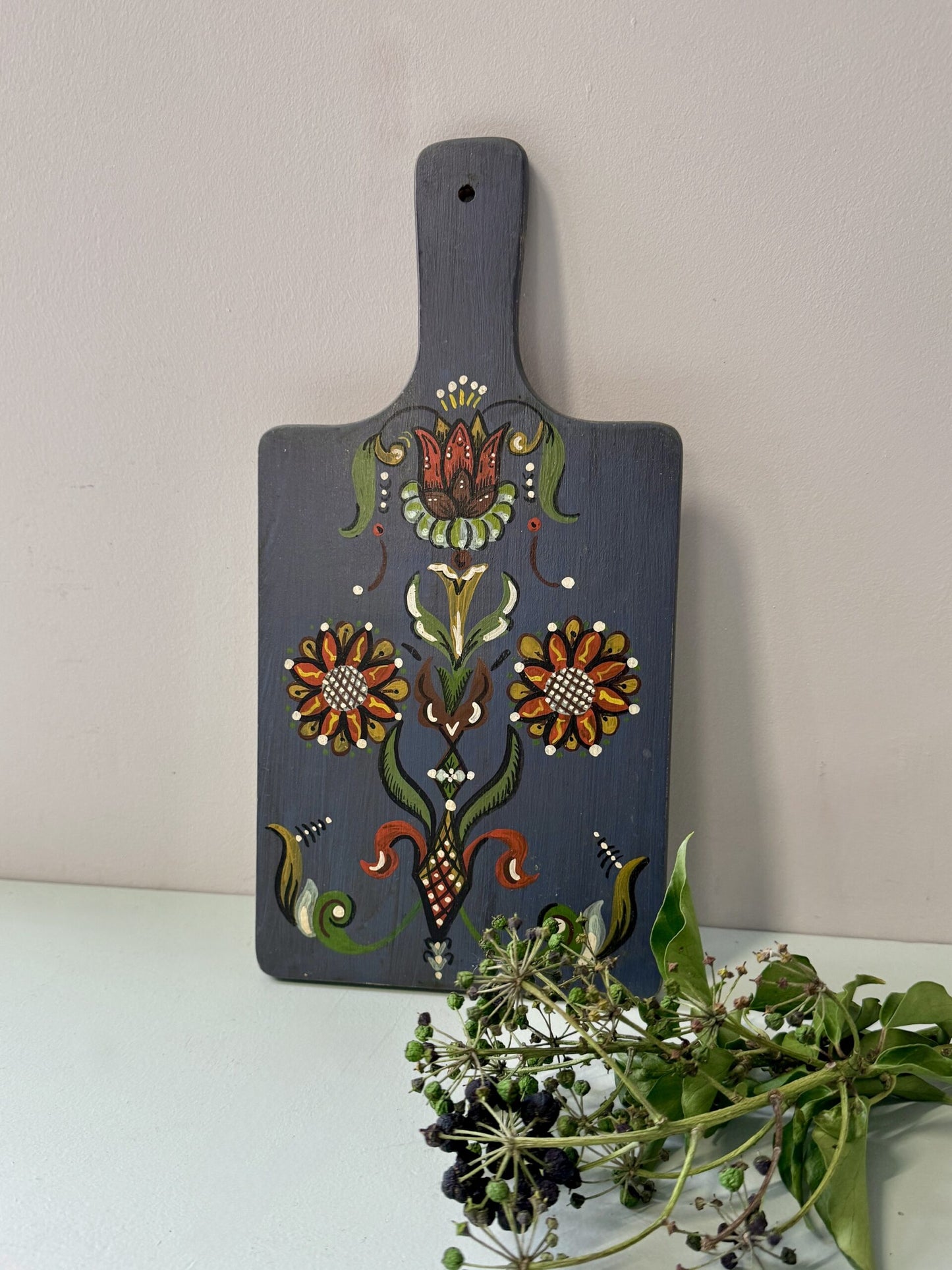 Planche en bois décor floral peint à la main