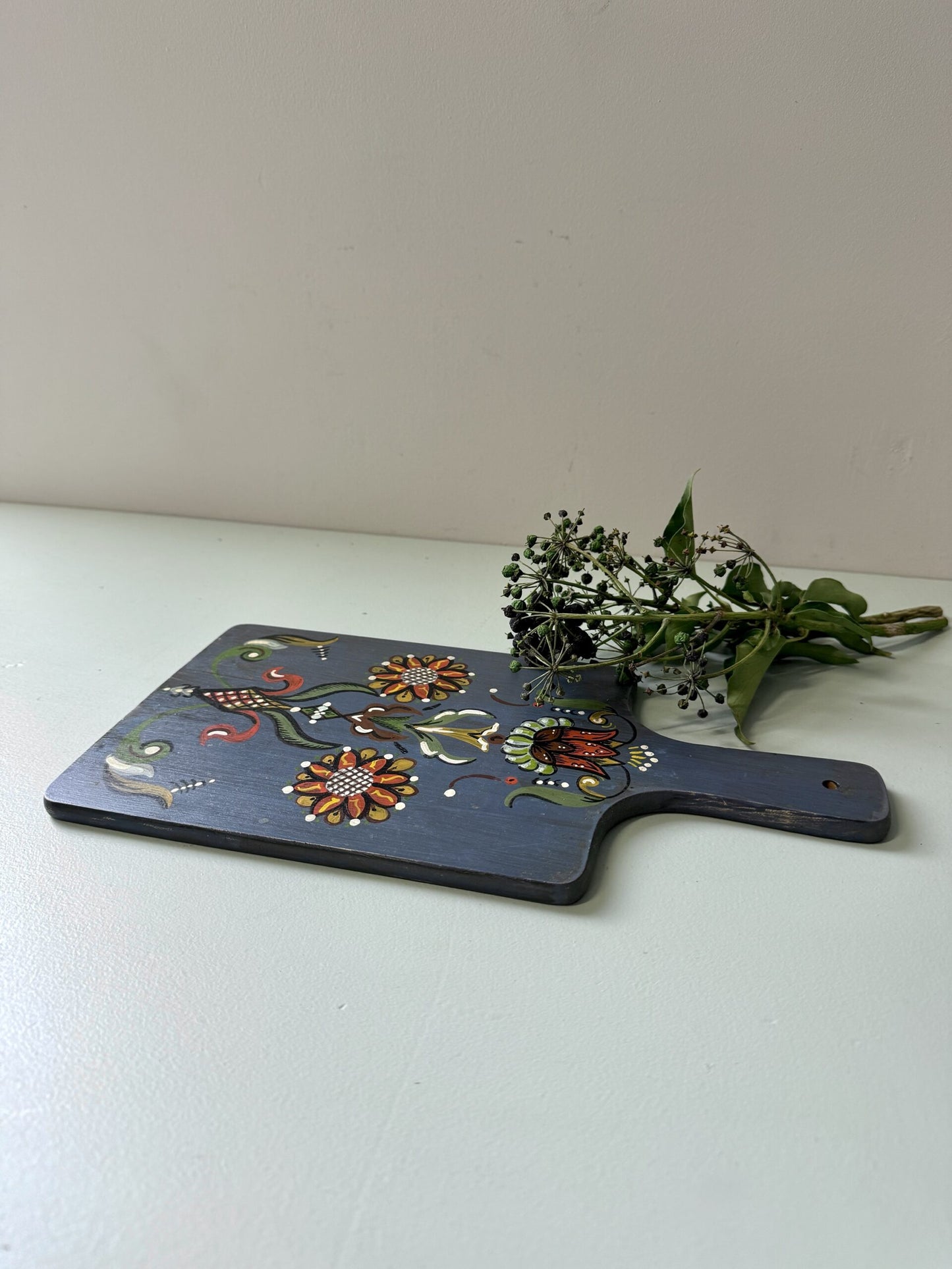 Planche en bois décor floral peint à la main