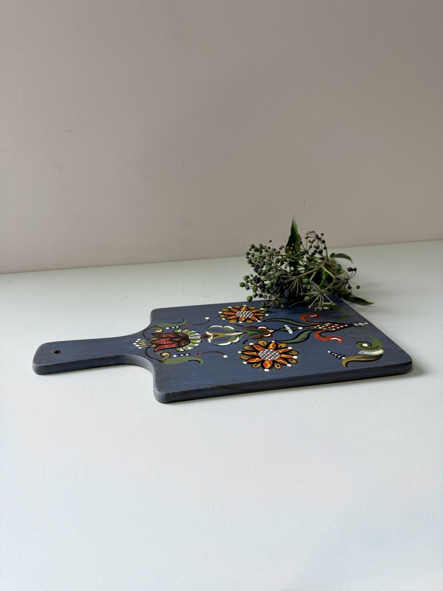 Planche en bois décor floral peint à la main