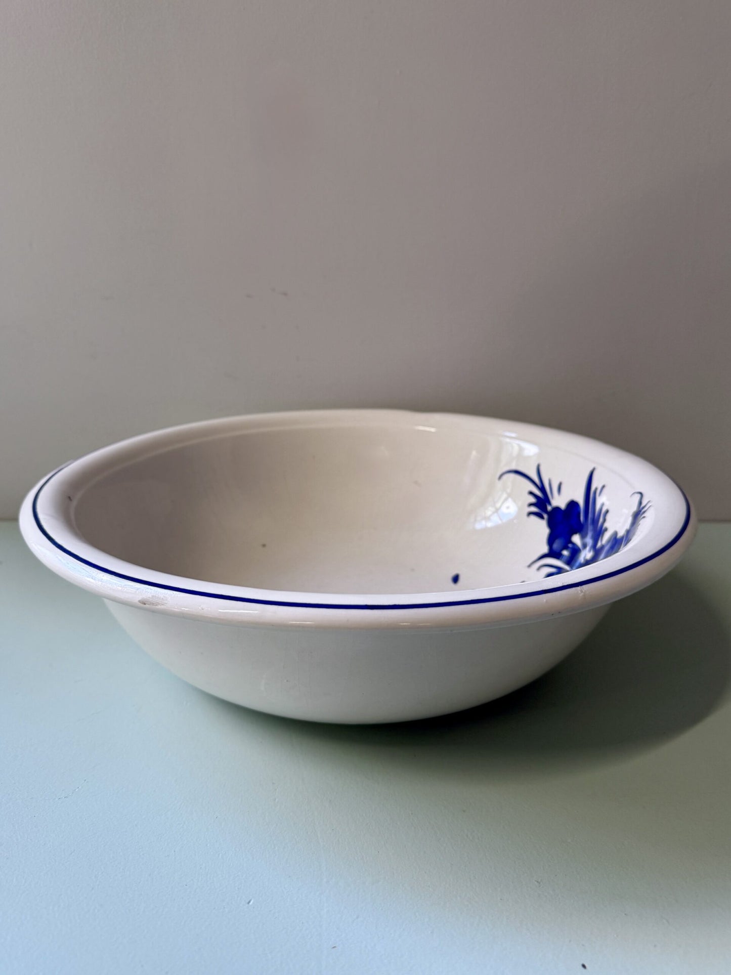 Saladier en faïence décor bleu foncé