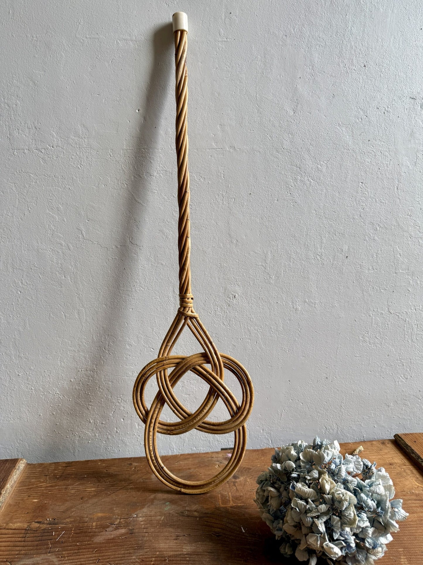 Battoir ancien à tapis en osier