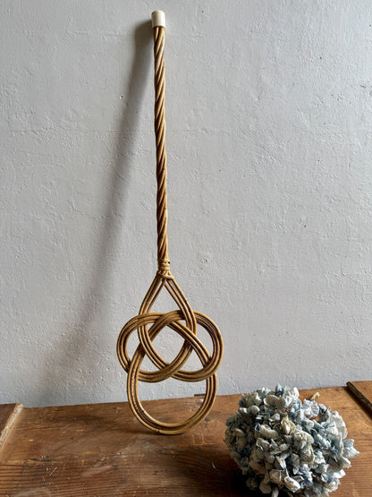 Battoir ancien à tapis en osier