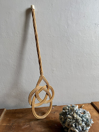 Battoir ancien à tapis en osier