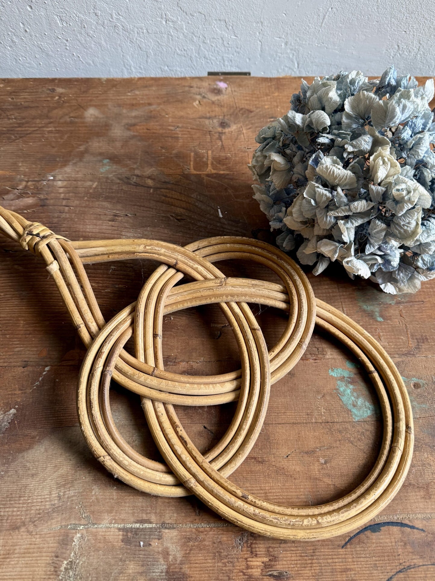 Battoir ancien à tapis en osier