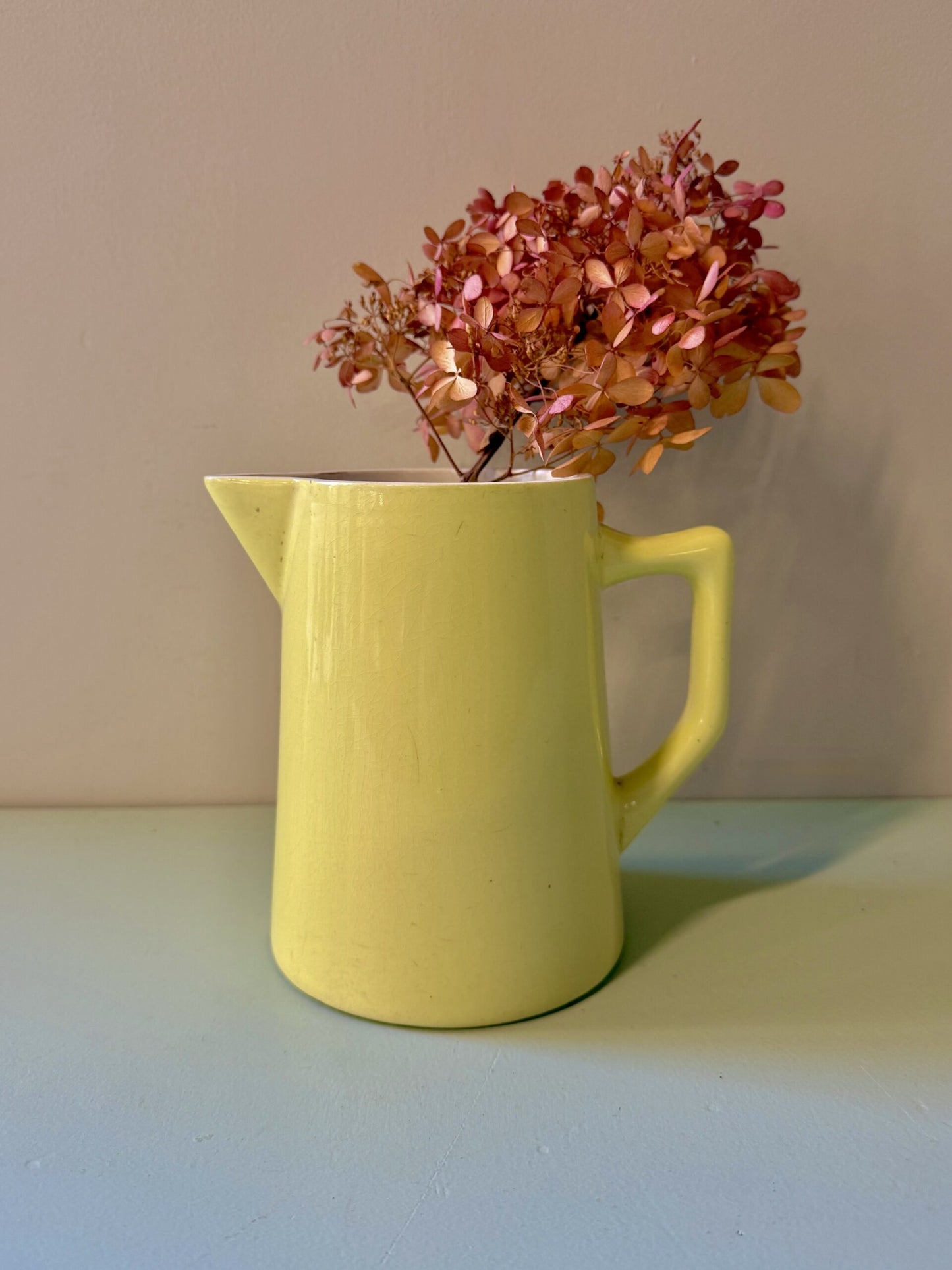 Pichet jaune en faïence émaillée