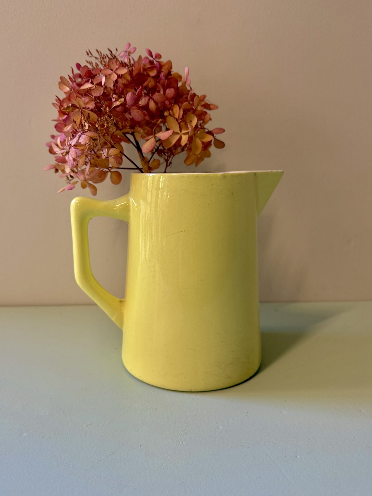 Pichet jaune en faïence émaillée