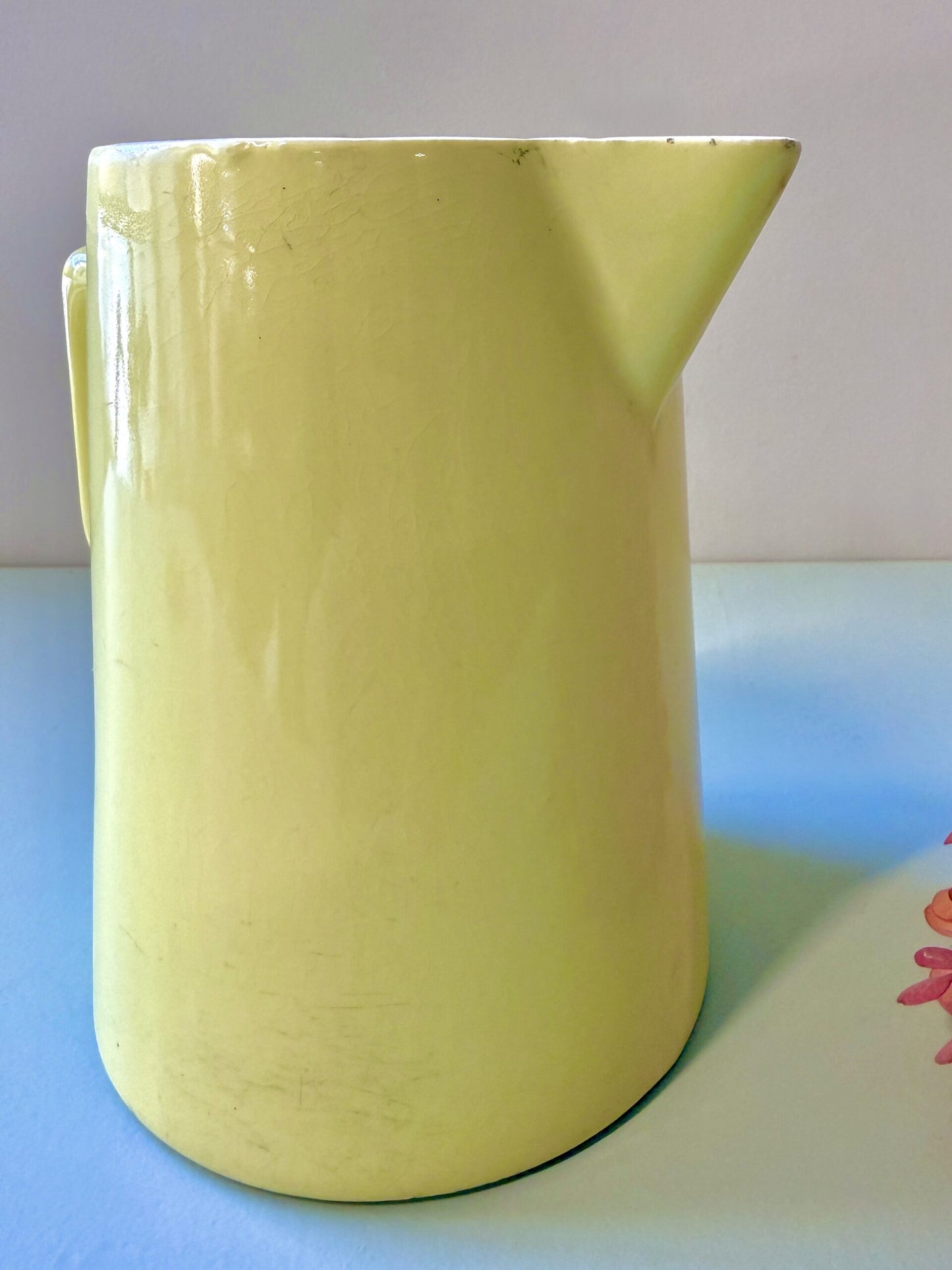 Pichet jaune en faïence émaillée