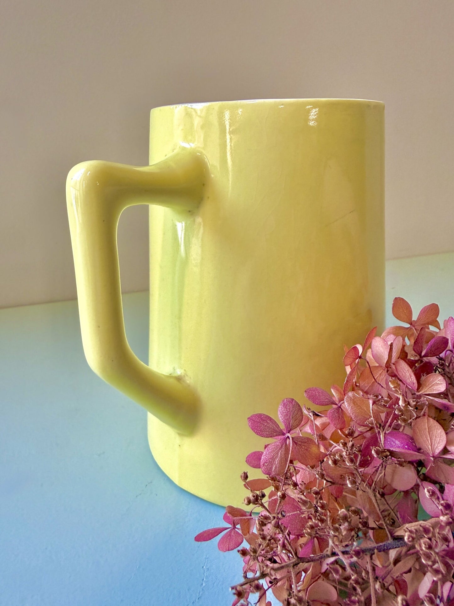 Pichet jaune en faïence émaillée