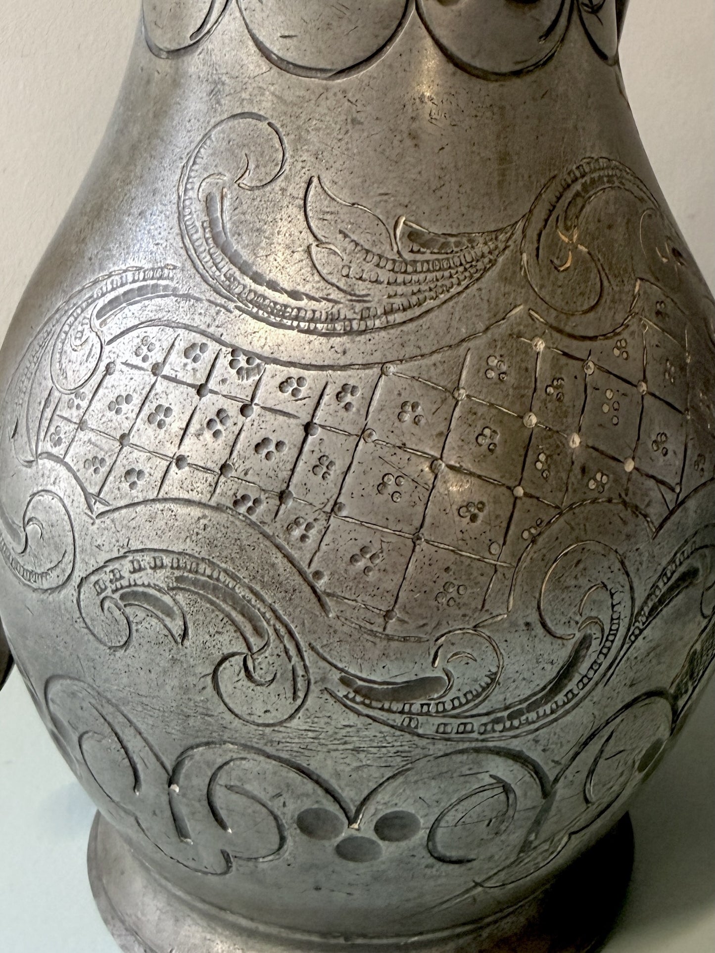 Pichet en étain gravé