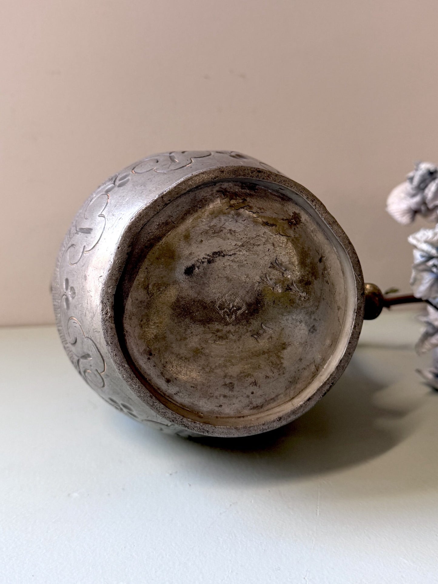 Pichet en étain gravé