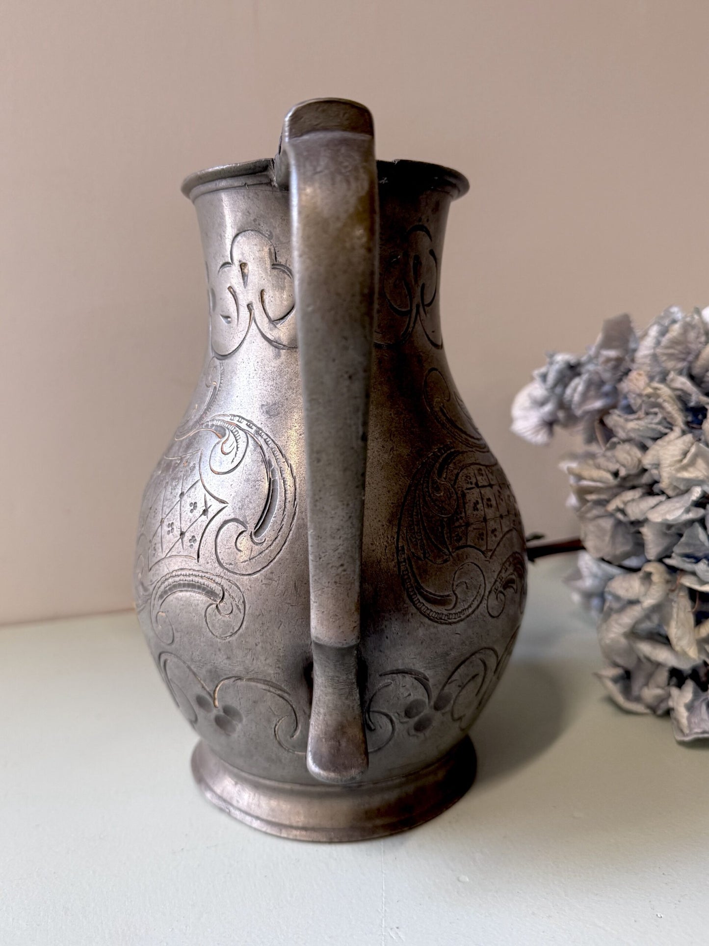 Pichet en étain gravé