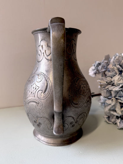 Pichet en étain gravé