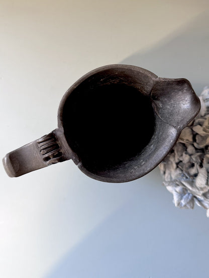 Pichet en étain gravé