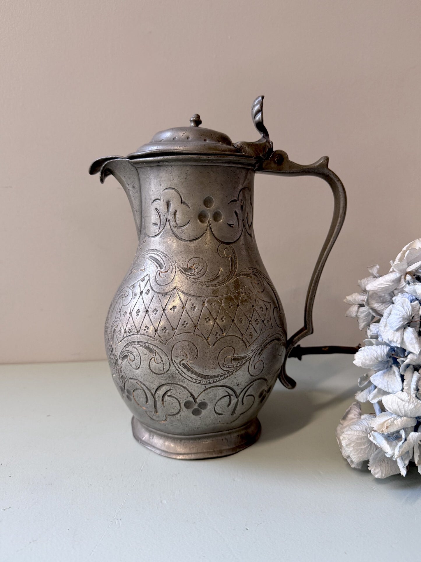 Pichet en étain gravé