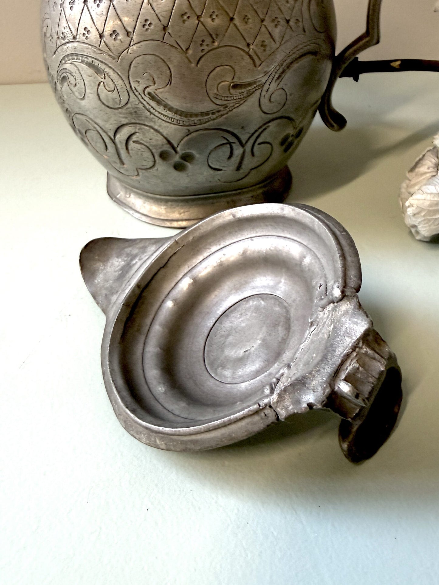 Pichet en étain gravé