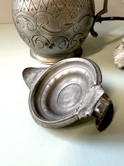 Pichet en étain gravé