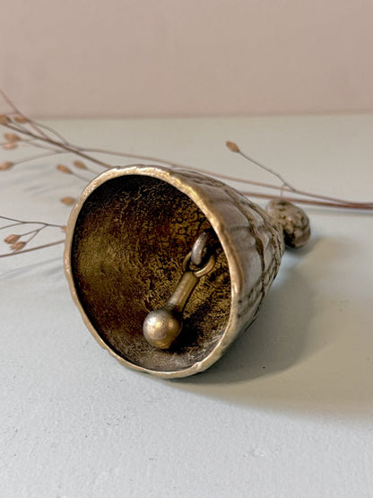 Cloche à main en laiton en forme de bergère