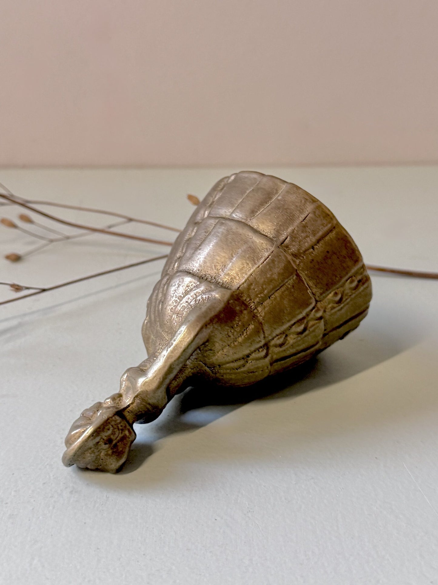 Cloche à main en laiton en forme de bergère