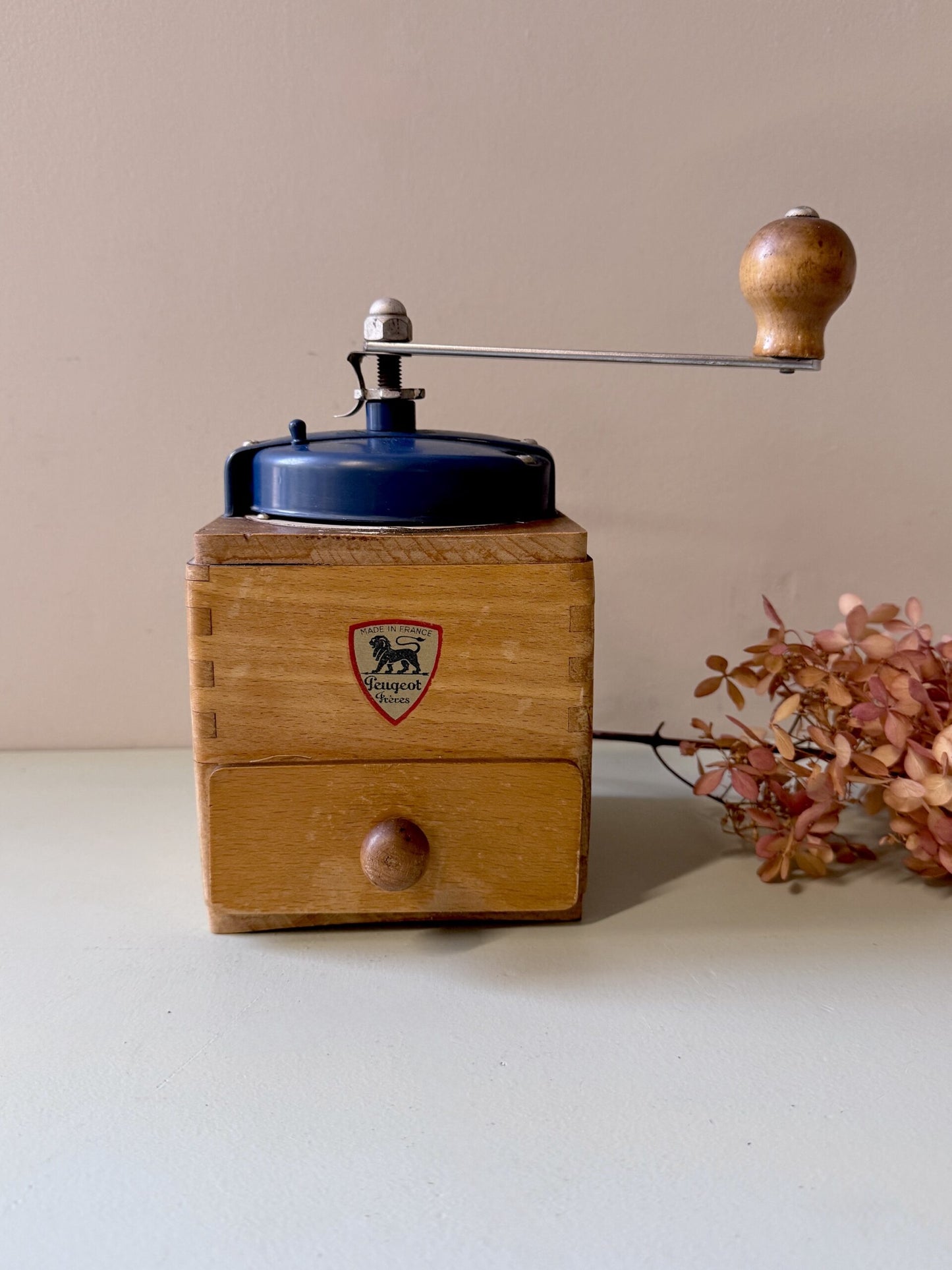 Moulin à café en bois de Peugeot Frères - Patine