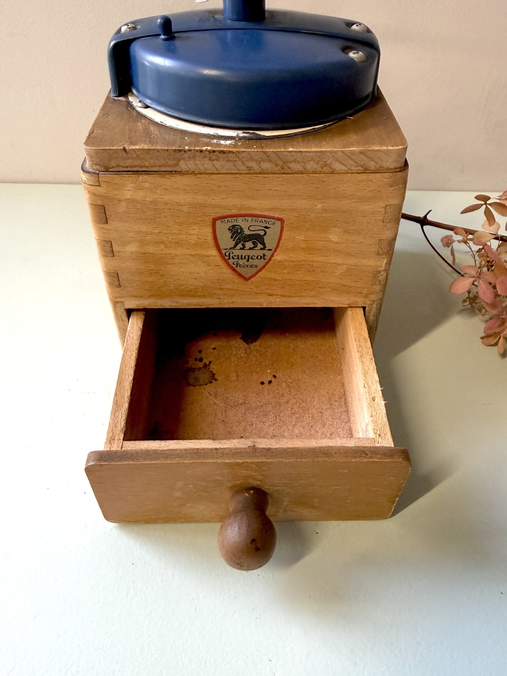 Moulin à café en bois de Peugeot Frères - Patine
